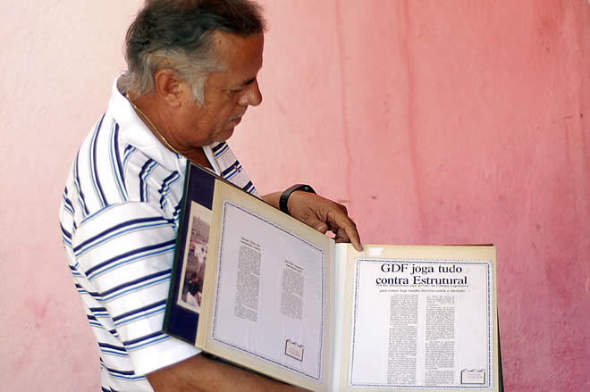 Foto 2 - Ze edmar segura o livro