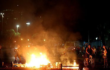 RJ - TRANSPORTES/TARIFAS/PROTESTOS/RJ - CIDADES - Manifestantes montam barricada com lixo durante protesto contra o aumento das passagens de ônibus, em frente à Central do Brasil, na Av. Presidente Vargas, no centro do Rio. 08/01/2016 - Foto: FÁBIO MOTTA/ESTADÃO CONTEÚDO