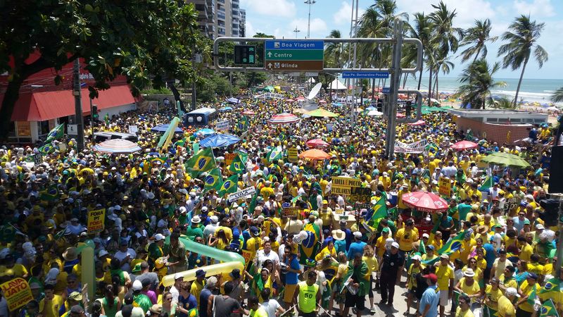 Manifestação em Recife contra a corrupção e pela saída da presidente Dilma Rousseff (Sumaia Villela/Agência Brasil)