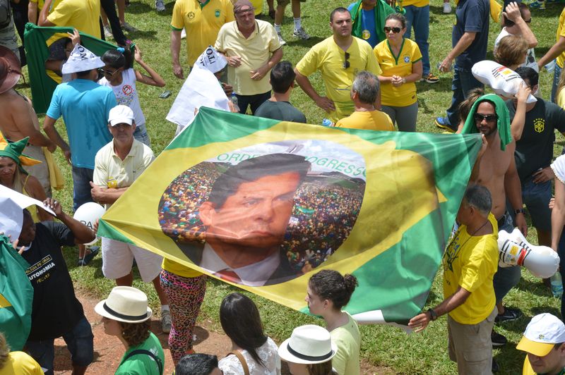 Brasília - Manifestantes vão a Esplanada dos Ministérios contra a corrupção e pela saída da presidente Dilma Rousseff (Wilson Dias/Agência Brasil)