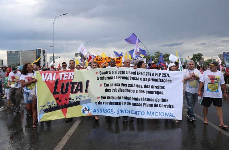 Grupo faz protesto na Esplanada dos Ministérios contra o ajuste fiscal (Wilson Dias/Agência Brasil)
