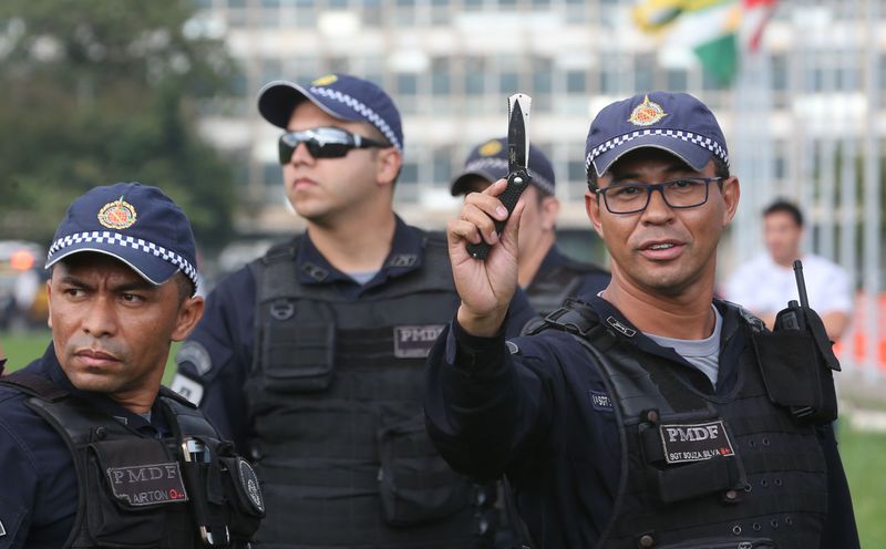 Policiais recolheram armas brancas dos manifestantes na Esplanada dos Ministérios (Wilson Dias/Agência Brasil)