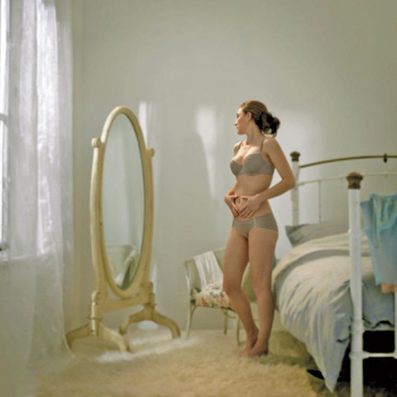 Mulher-se-olhando-no-espelho-cor Quinze Dicas para Impulsionar a Vida Sexual do Casal