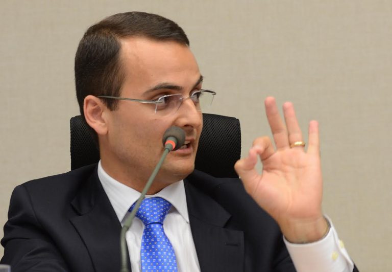 Eugenio é Advogado Contratado Pela Empresa Onibus