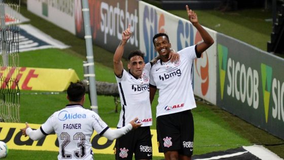 Mosquito marca no fim e Corinthians arranca empate com Cruzeiro