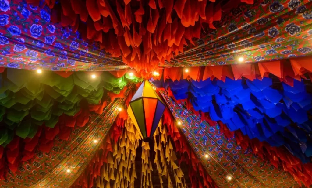Festa Caruaru decorado traddicional lampadas e colores tipicos